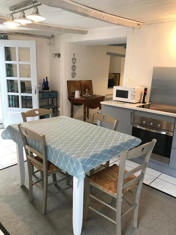 Le Gite De La Porte Bleue Guillac  Holiday home